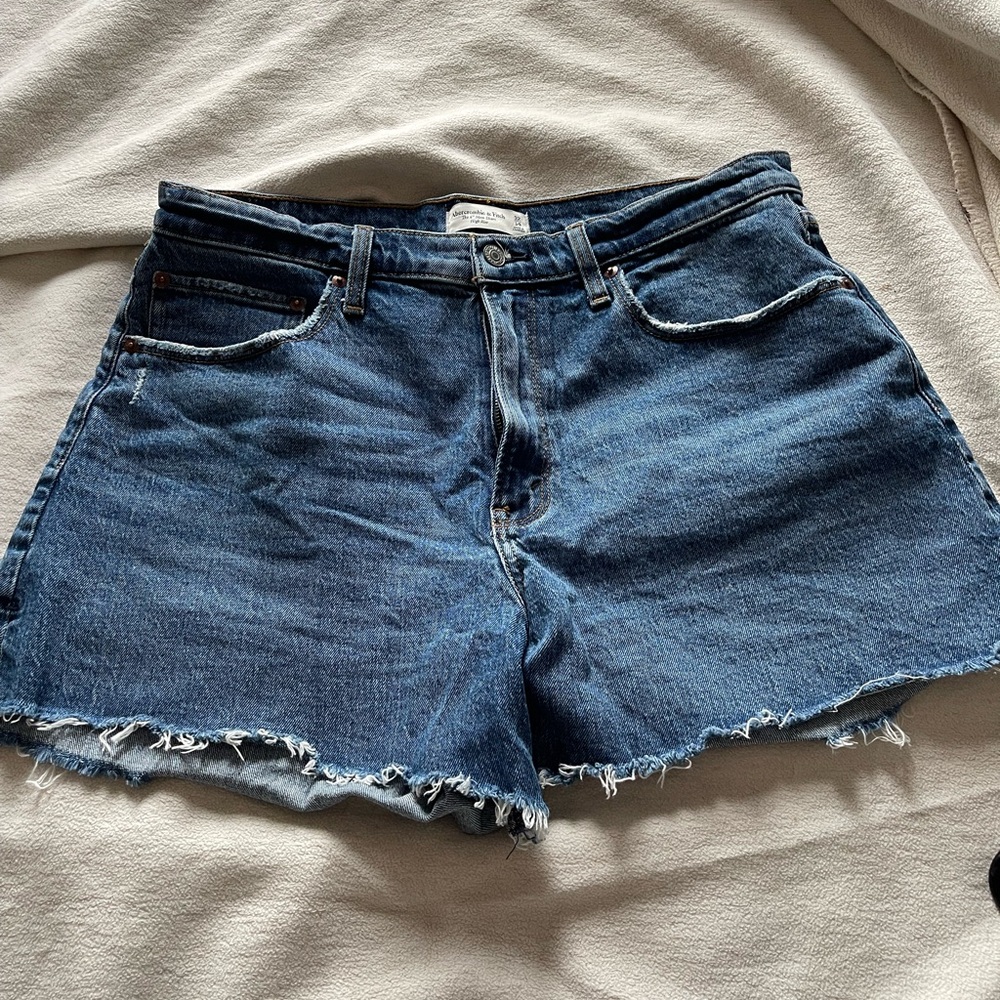 Abercrombie Curve Love High Rise 4" Mom Short